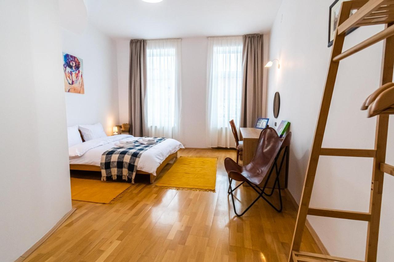 48 Beautiful Building Within Moments From The Old Town Of Apartament Brașov